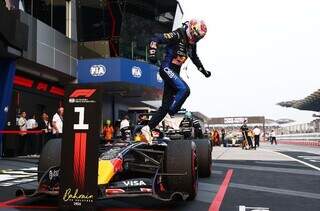Verstappen vence corrida caótica, e Antonelli amplia vantagem na liderança Verstappen vence corrida caótica, e Antonelli amplia vantagem na liderança