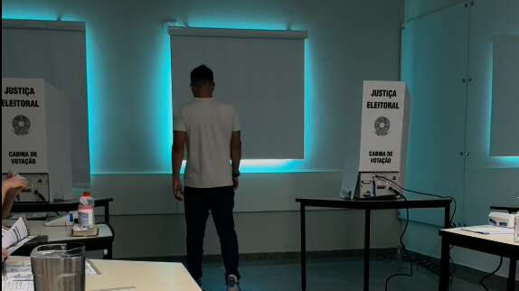 Eleitores chegam antes do amanhecer para votar em tr&acirc;nsito em Campo Grande