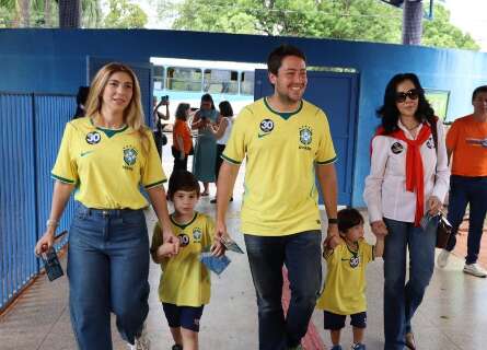 Catan vota acompanhado da fam&iacute;lia e acredita em 2&deg; turno no governo de MS