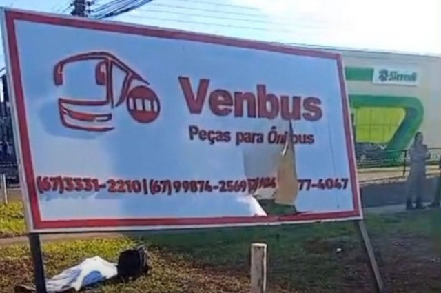 Motociclista perde o controle da dire&ccedil;&atilde;o e morre ao colidir com placa