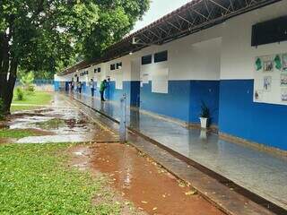 Segundo maior colégio eleitoral, Plínio Barbosa fica vazio durante chuva Segundo maior colégio eleitoral, Plínio Barbosa fica vazio durante chuva