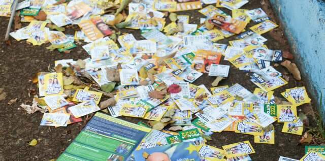 Santinhos amanhecem espalhados perto de locais de vota&ccedil;&atilde;o em Campo Grande
