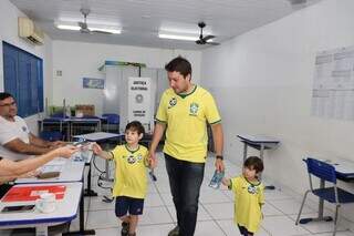 Catan vota acompanhado da família e acredita em 2° turno no governo de MS Catan vota acompanhado da família e acredita em 2° turno no governo de MS
