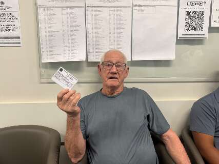 Sebasti&atilde;o, 80 anos, acordou cedo para votar em tr&acirc;nsito: "vou votar at&eacute; os 100"