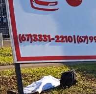 Motociclista perde o controle da dire&ccedil;&atilde;o e morre ao bater em placa