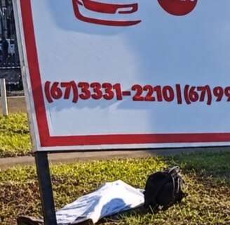 Motociclista perde o controle da dire&ccedil;&atilde;o e morre ao colidir com placa