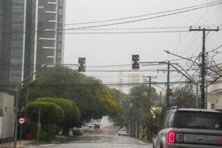 Temporal alaga trechos de vias e desliga semáforos em Campo Grande Temporal alaga trechos de vias e desliga semáforos em Campo Grande