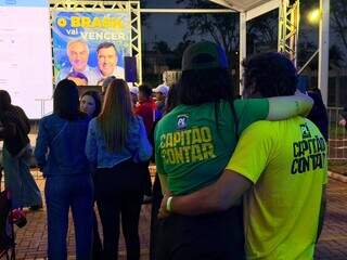 Eleitores esperam Riedel, Azambuja e Contar para festa em comit&ecirc;