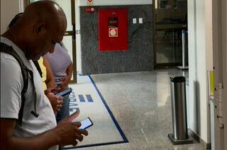 Eleitores chegam antes do amanhecer para votar em trânsito em Campo Grande Eleitores chegam antes do amanhecer para votar em trânsito em Campo Grande