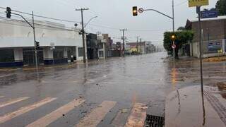 Chuva pega primeiros eleitores durante votação em Campo Grande Chuva pega primeiros eleitores durante votação em Campo Grande