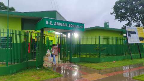 Vota&ccedil;&atilde;o come&ccedil;a com chuva no maior col&eacute;gio eleitoral do interior de MS