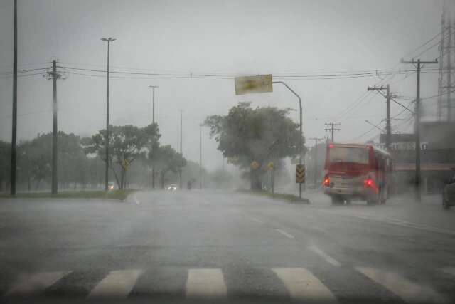 Semana come&ccedil;a com alerta laranja para granizo e vento forte