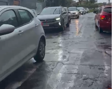 Chuva leva eleitores a votar de carro e trava tr&acirc;nsito em escola de Campo Grande