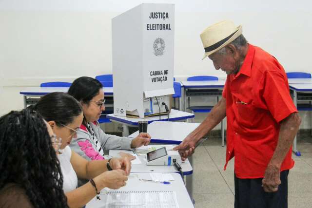 De 1 a quase 9 minutos, cada eleitor vai votando ao seu tempo 