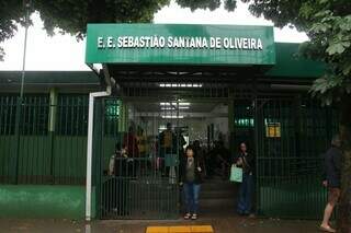 Mulher de 71 anos morre após passar mal ao entrar para votar em escola Mulher de 71 anos morre após passar mal ao entrar para votar em escola