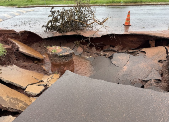 Mais estragos: temporal abre cratera e danifica im&oacute;veis no interior