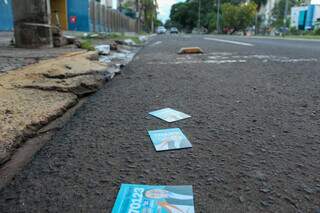 Santinhos amanhecem espalhados perto de locais de vota&ccedil;&atilde;o em Campo Grande