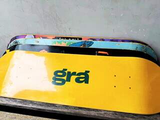 Skatista leva o &ldquo;gr&aacute;&rdquo; das araras de Campo Grande para debaixo dos p&eacute;s