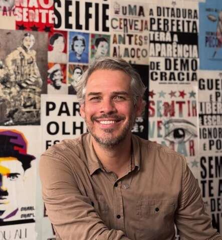 Estado elege primeiro deputado gay com bandeiras LGBT+ na Assembleia