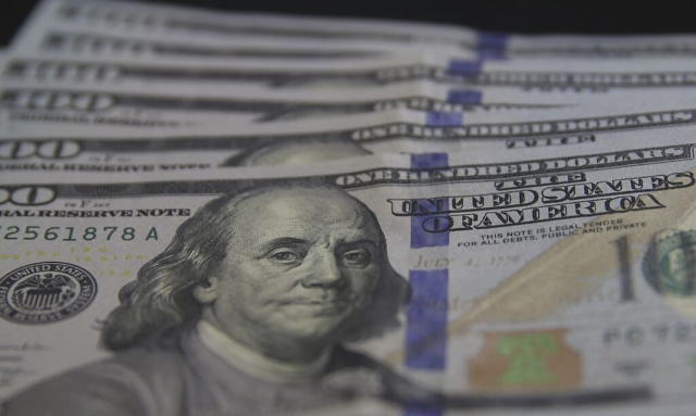 D&oacute;lar fecha a R$ 5 no primeiro preg&atilde;o depois da elei&ccedil;&atilde;o