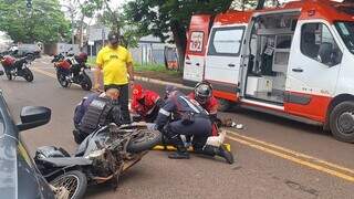 Colis&atilde;o entre carro e moto deixa mulher ferida na Vila Carlota