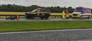 Motociclista invade pista contr&aacute;ria de rodovia e morre atropelado por carreta