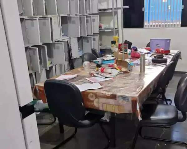 Moradores denunciam invas&atilde;o &agrave; escola e voltam a reclamar do Centro POP