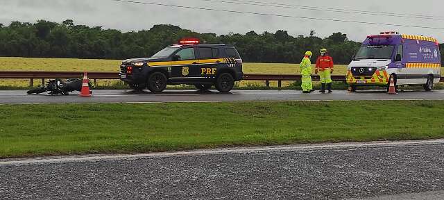 Motociclista invade pista contr&aacute;ria de rodovia e morre atropelado por carreta