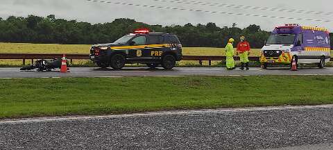 Motociclista invade pista contr&aacute;ria de rodovia e morre atropelado por carreta