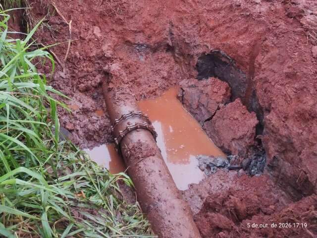 Adutora rompida no C&oacute;rrego &Aacute;gua Boa ser&aacute; testada nesta ter&ccedil;a-feira