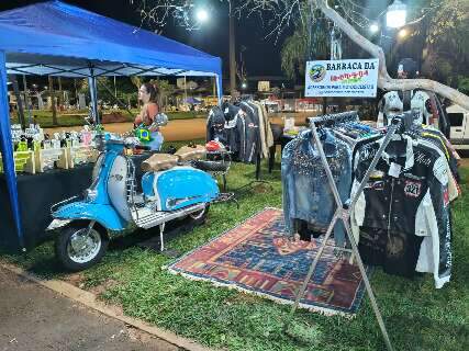 &ldquo;Mineirinha&rdquo; de 62 anos vira estrela de barraca para motociclistas