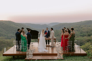 Casamento em mirante teve piano, pôr do sol e 10 convidados Casamento em mirante teve piano, pôr do sol e 10 convidados