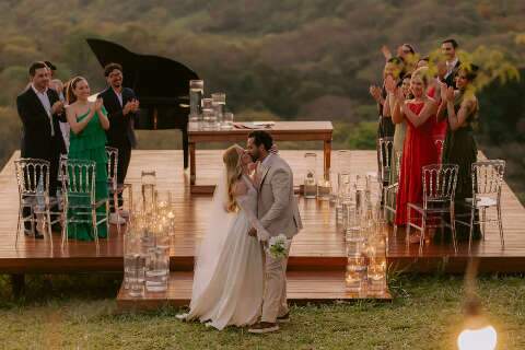 Casamento em mirante teve piano, p&ocirc;r do sol e 10 convidados 