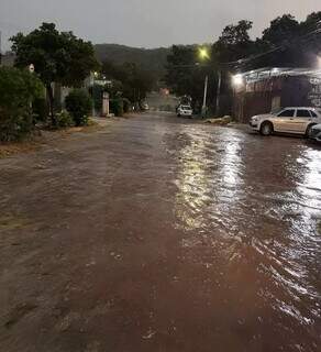 Chuva intensa causa alagamentos e deixa rodovia tomada pela &aacute;gua em Corumb&aacute;
