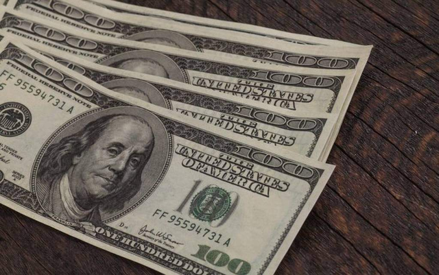 D&oacute;lar fecha a R$ 4,97 e acumula queda de 9,35% no ano