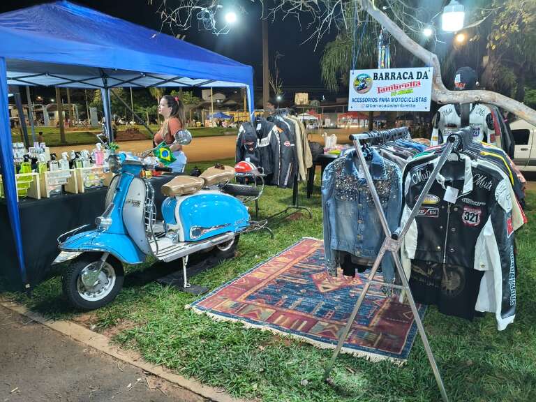 “Mineirinha” de 62 anos vira estrela de barraca para motociclistas