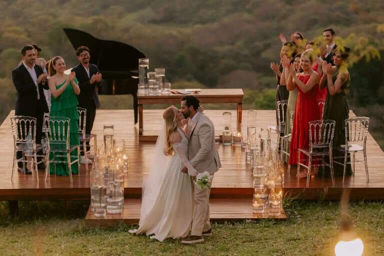 Casamento em mirante teve piano, pôr do sol e 10 convidados 