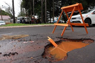 Buraco na Avenida Duque de Caxias faz "strike" em pelo menos 8 carros Buraco na Avenida Duque de Caxias faz "strike" em pelo menos 8 carros