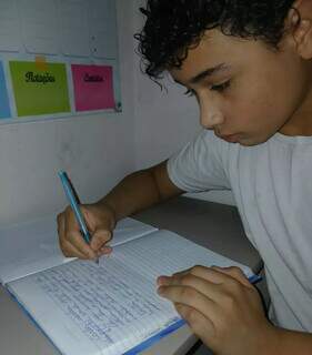 Davi troca tempo livre na escola por 40 cap&iacute;tulos escritos &agrave; m&atilde;o