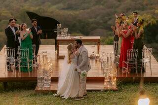 Casamento em mirante teve piano, pôr do sol e 10 convidados 