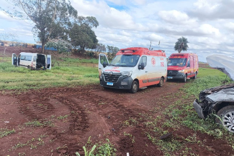 Van com 17 pacientes de hemodi&aacute;lise sai da pista em acidente na BR-060