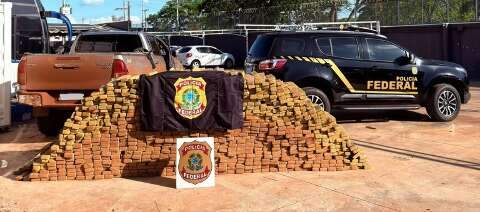 PF apreende Hilux clonada com 1,8 tonelada de maconha em casa abandonada