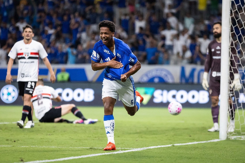 Cruzeiro vence S&atilde;o Paulo no Mineir&atilde;o e assume quarto lugar do Brasileir&atilde;o