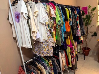 Amigas juntam estilos e criam brech&oacute; com sala de pe&ccedil;as a R$ 10,00