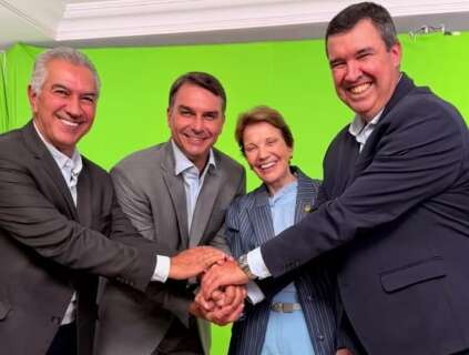 Riedel chega a Bras&iacute;lia e aparece "de m&atilde;os dadas" com Fl&aacute;vio Bolsonaro