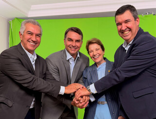 Riedel chega a Bras&iacute;lia e aparece "de m&atilde;os dadas" com Fl&aacute;vio Bolsonaro