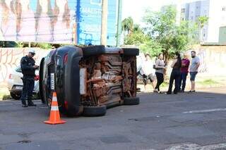 Jeep tomba após colisão e bloqueia trecho da 13 de Junho Jeep tomba após colisão e bloqueia trecho da 13 de Junho
