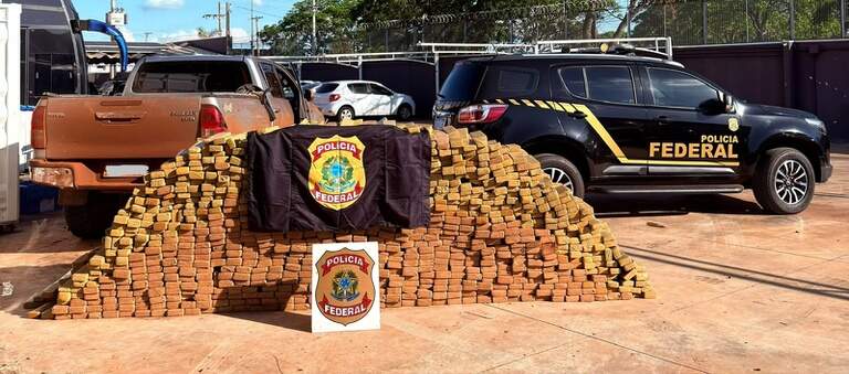 PF apreende Hilux clonada com 1,8 tonelada de maconha em casa abandonada