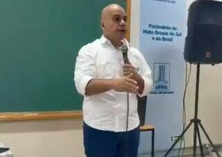 Filho autista inspirou pai policial a criar manual de abordagens