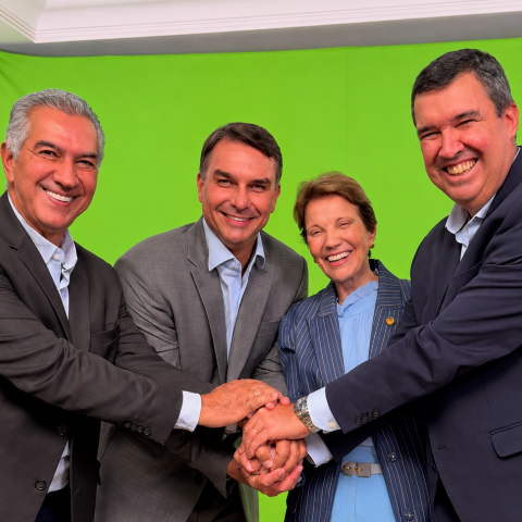 Riedel chega a Bras&iacute;lia e aparece "de m&atilde;os dadas" com Fl&aacute;vio Bolsonaro